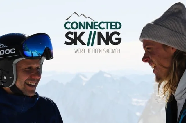Skileraar van Connected Skiing geeft uitleg op de piste