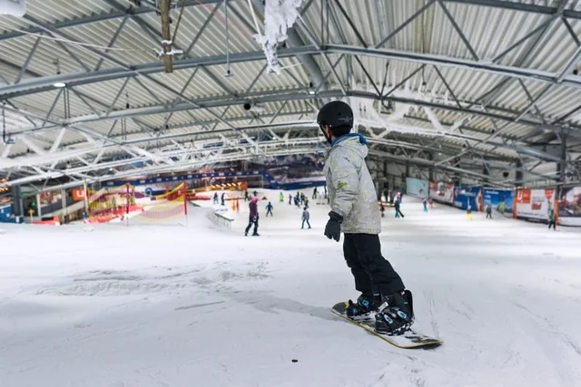 Snowboarder op de binnenpiste van Skibaan De Uithof in Den Haag