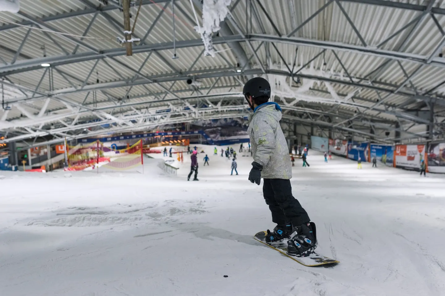 Snowboarder op de binnenpiste van Skibaan De Uithof in Den Haag