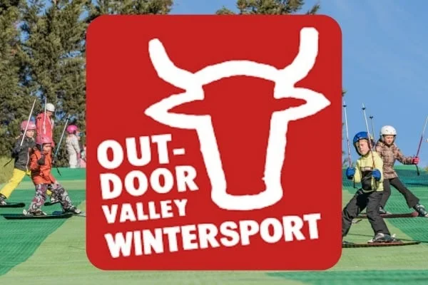 Kinderen in de skiles op de borstelbaan van Outdoor Valley Wintersport