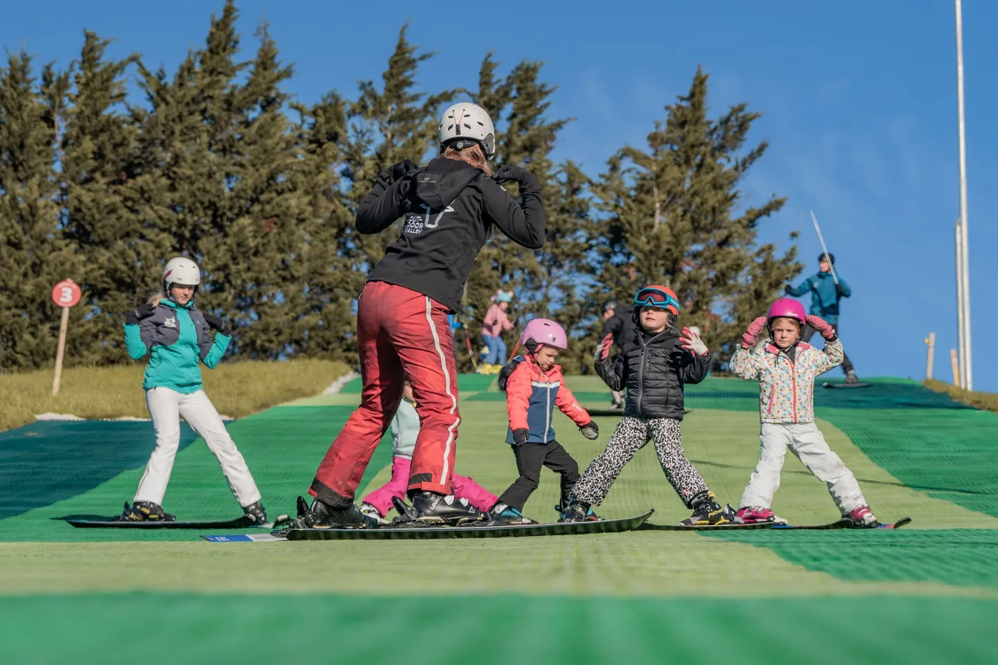 Kinderen in de skiles op de borstelbaan van Outdoor Valley Wintersport