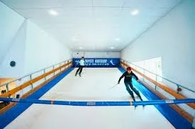 Skiër op de borstelbaan van SkiCentrum Hoofddorp