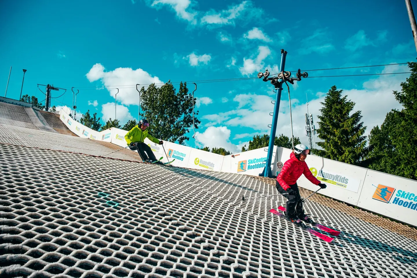 Skiër op de borstelbaan van SkiCentrum Hoofddorp