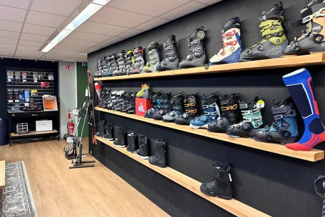 Ski's en skischoenen in de winkel van Skipoint in Diemen