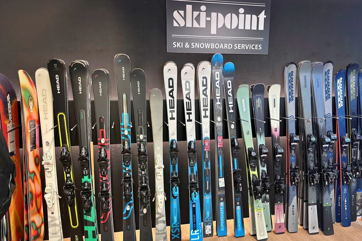 Ski's en skischoenen in de winkel van Skipoint in Diemen
