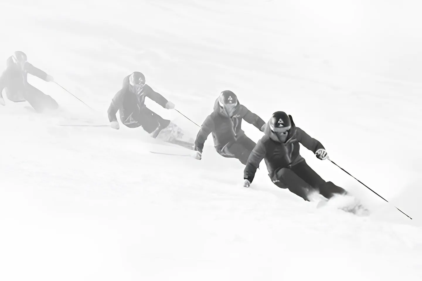 Skiërs in een carvebocht tijdens een training van Skitraining.nl