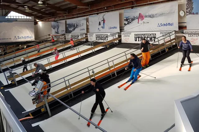 Skiles op de rolband van SnowSportCenter Utrecht