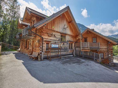 DreiHittn Saalbach - 
<ul>
  <li>Op korte afstand van de piste en skilift Bernkogelbahn</li>
  <li>Toegang tot het grote skigebied Skicircus Saalbach / Hinterglemm / Leogang / Fieberbrunn</li>
  <li>Gemeenschappelijke sauna voor ontspanning na een dag skiën</li>
</ul>