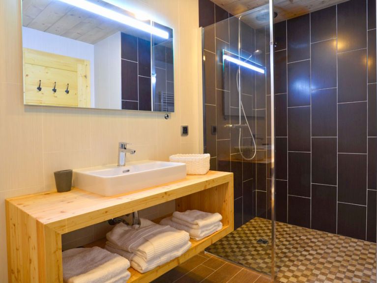 Chalet Les Frasses met privé-sauna en buiten-whirlpool