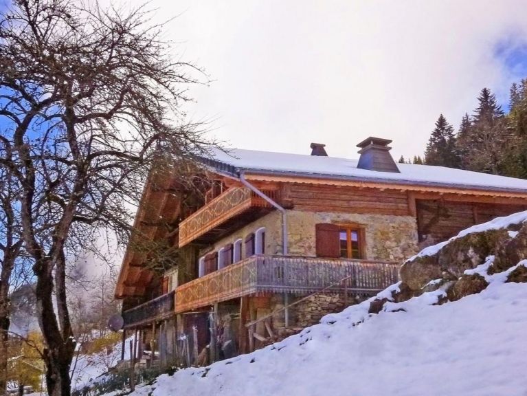 Chalet Petit Châtel met buiten-whirlpool