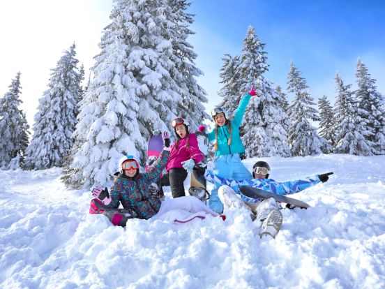 vrienden skiën wintersport