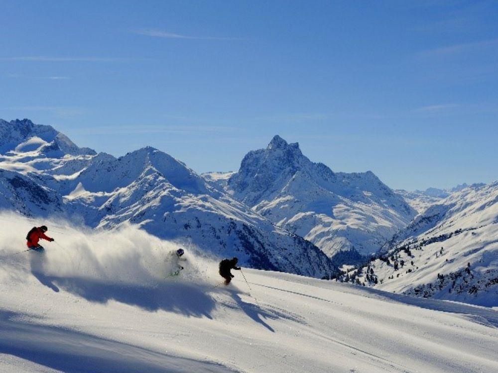 Gezin op wintersport
