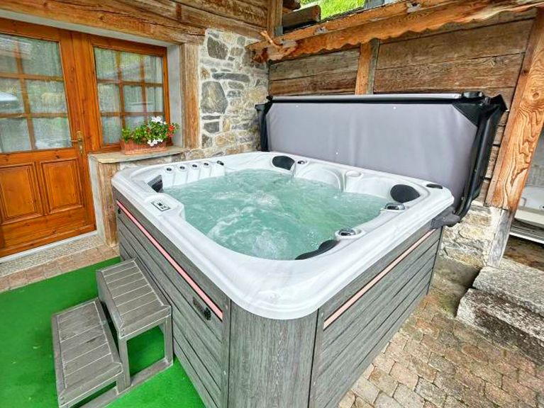 Chalet Petit Châtel met buiten-whirlpool