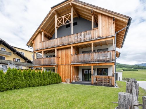 Panorama Mauterndorf -
<ul>
<li>Rustige ligging met gemakkelijke toegang tot meerdere skigebieden, waaronder Großeckbahn en Katschberg-Aineck.</li>
<li>Gratis skibus stopt op slechts 100 meter afstand, wat handig is voor wintersporters.</li>
<li>Voorzieningen zoals een gemeenschappelijke skiberging met skischoenendroger en een parkeerplaats.</li>
</ul>
