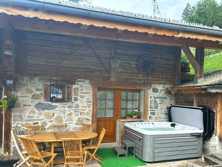Chalet Petit Châtel met buiten-whirlpool