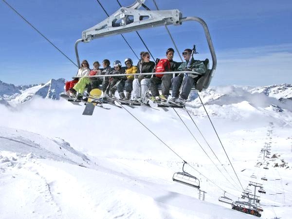 Groep in skilift