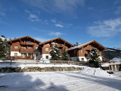 Alpina Königsleiten - <h3>pluspunten:</h3>
<ul>
<li>Directe toegang tot de blauwe skipiste en nabijgelegen skiliften</li>
<li>Skischool en skiverhuur bovenaan de Eberharter's Almdorflift</li>
<li>Supermarkt, restaurants en bars op slechts 450 meter afstand</li>
</ul>