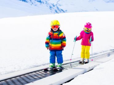 Kinderen magisch tapijt sneeuw