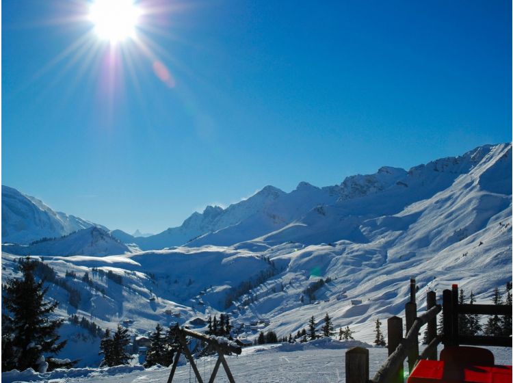 Skidorp Klein wintersportdorpje omgeven door skiliften-1