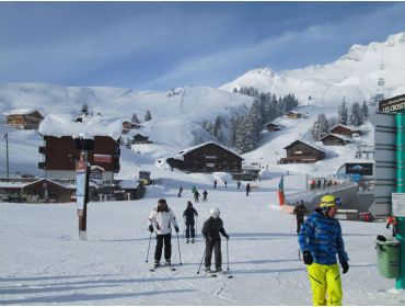 Skidorp Klein wintersportdorpje omgeven door skiliften-2