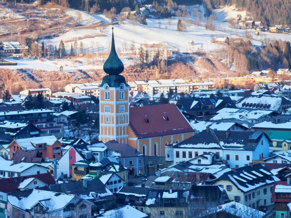 dorpscentrum en kerk in schladming-dachstein