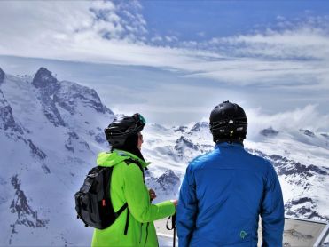 Skiërs in Alpen