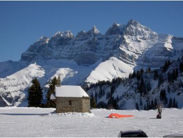 Skidorp Klein wintersportdorpje omgeven door skiliften-6
