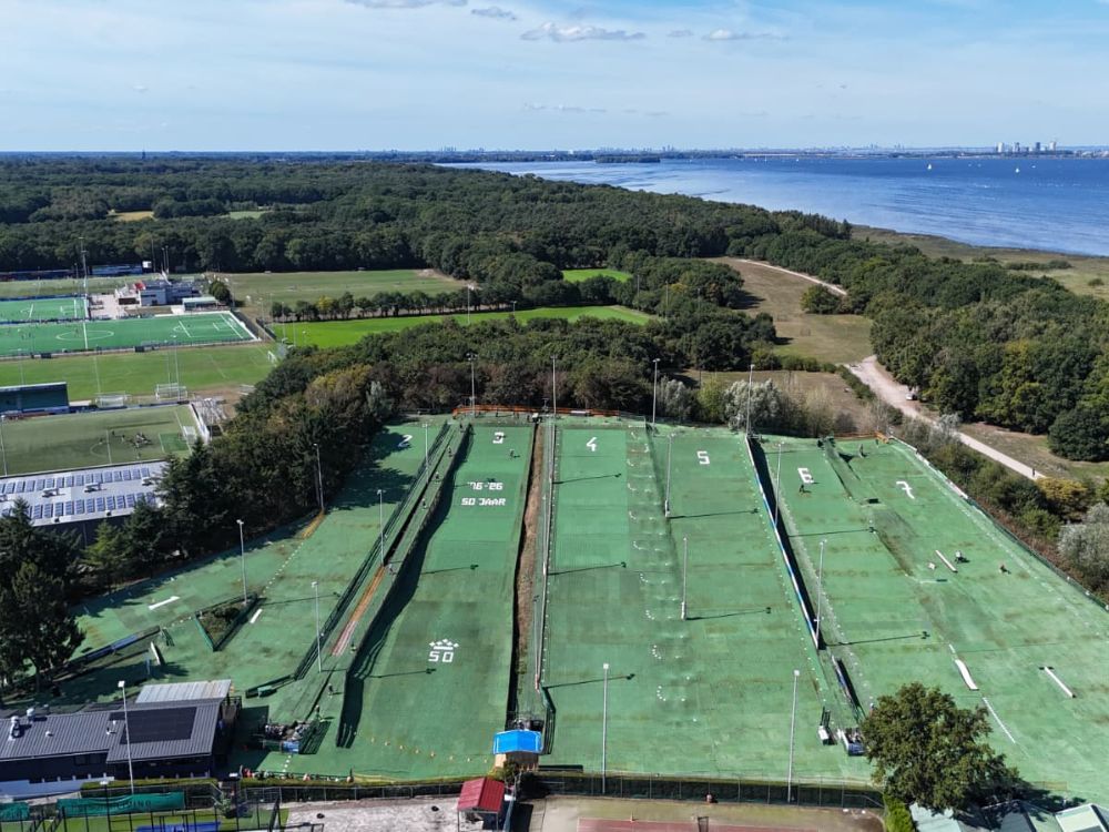 Dronebeeld borstelbanen Wolfskamer Wintersport in huizen
