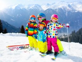 Moeder met kinderen op ski's