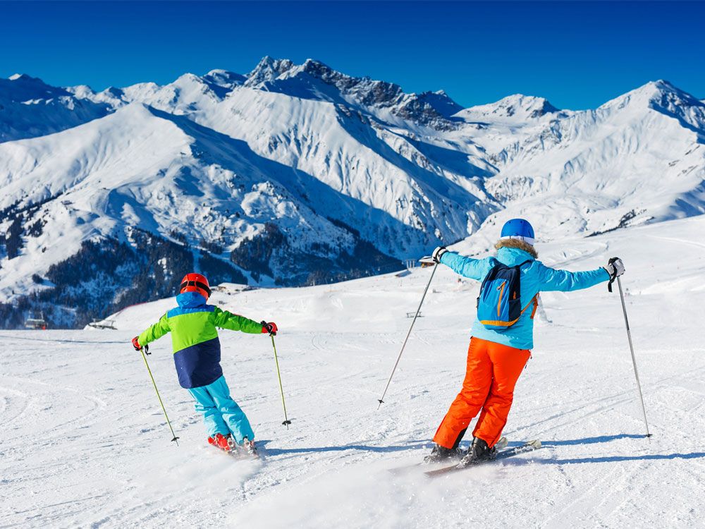 Skiërs op de piste in skikleding