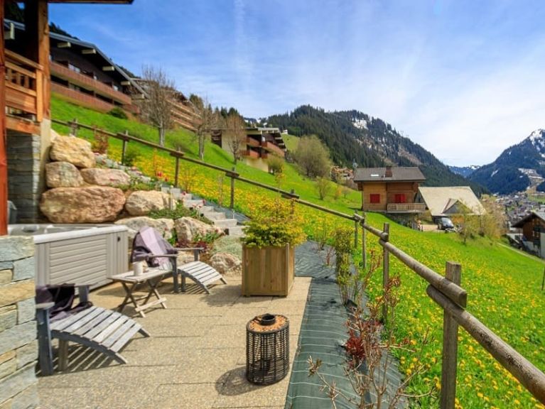 Chalet-appartement Le Savoyard met buiten-whirlpool