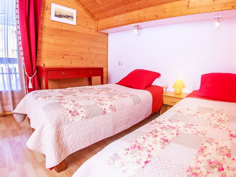 Chalet de la Chapelle met buiten-whirlpool en sauna