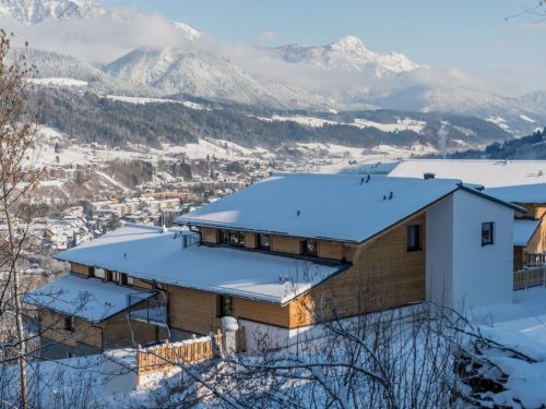 Panorama Lodge Schladming -
<ul>
<li>Directe toegang tot de piste en nabijheid van de Goldenjet skilift.</li>
<li>Skibus stopt direct voor de deur voor gemakkelijke toegang tot andere skigebieden.</li>
<li>Moderne en comfortabele appartementen met skiberging en skischoenendroger.</li>
</ul>