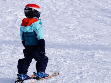 Klein kind op ski's