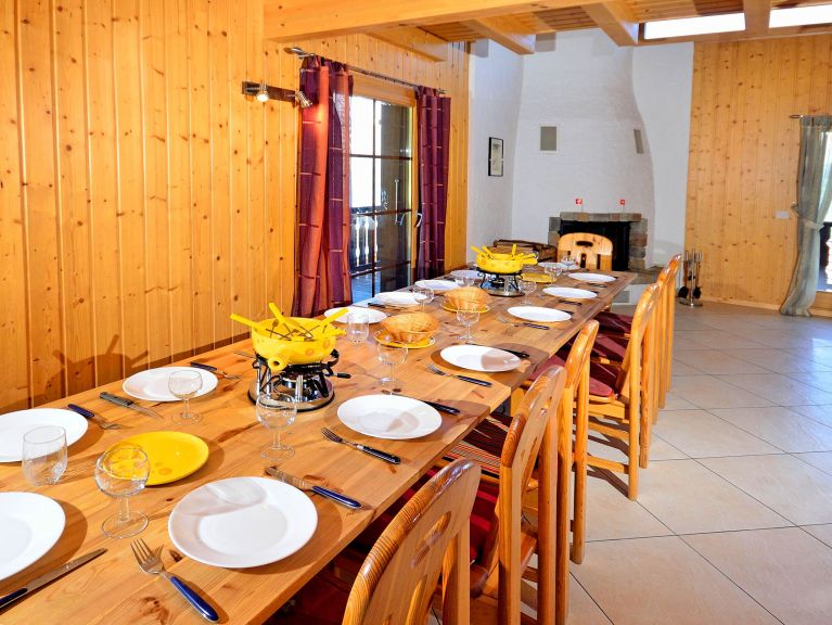 Chalet Les Etoiles met sauna en buiten-whirlpool
