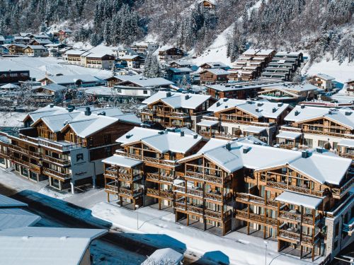 Das Neukirchen Neukirchen -
<ul>
<li>Directe toegang tot Wildkogel Arena skigebied en nabijheid van andere skigebieden zoals KitzSki Kitzbühel / Kirchberg en Zillertal Arena.</li>
<li>Uitgebreide wellnessfaciliteiten inclusief binnen- en buitenzwembad, sauna's en fitnessruimte voor ontspanning na het skiën.</li>
<li>Gemak van een restaurant, broodjesservice en nabijgelegen supermarkt voor maaltijden en boodschappen.</li>
</ul>