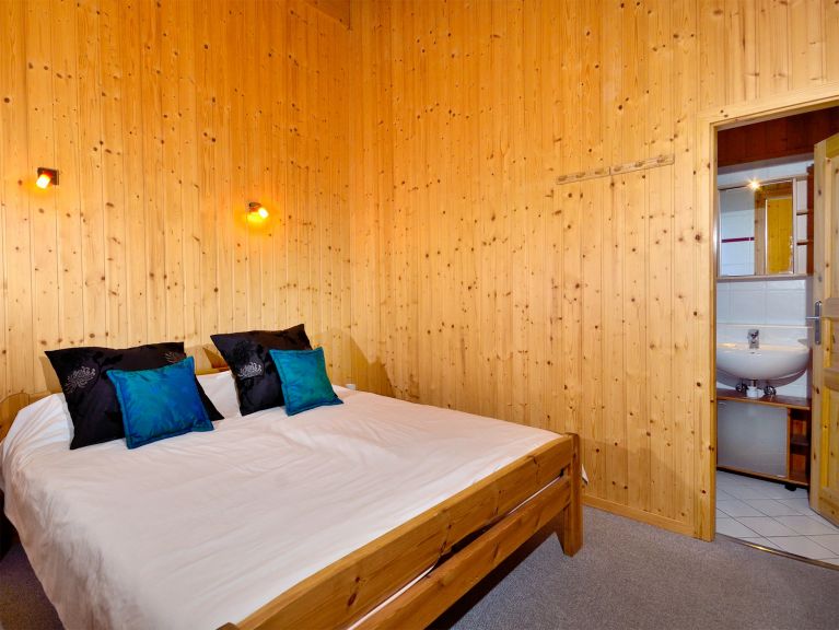 Chalet Les Etoiles met sauna en buiten-whirlpool
