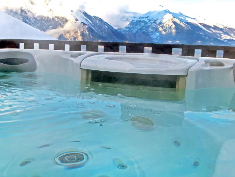 Chalet Les Etoiles met sauna en buiten-whirlpool