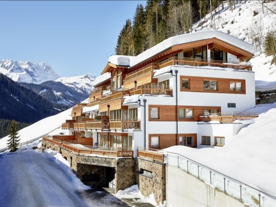 Gerlos Alpine Estate Penthouse Luxe XL met jacuzzi en sauna
