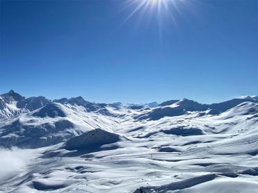 Skigebied zon uitzicht