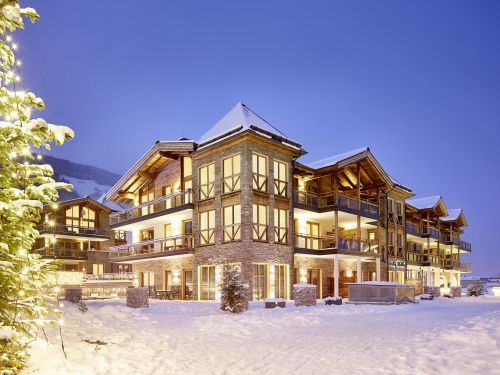 Wildkogelresorts Bramberg -
<ul>
<li>Ideale ligging op loopafstand van de skilift Smaragdbahn en nabij de skibus naar Panoramabahn Kitzbüheler Alpen.</li>
<li>Uitgebreide faciliteiten zoals overdekte zwembaden, wellnesscentra, en verwarmde skibergingen.</li>
<li>Comfortabele en sfeervol ingerichte chalet-appartementen met prachtig uitzicht.</li>
</ul>