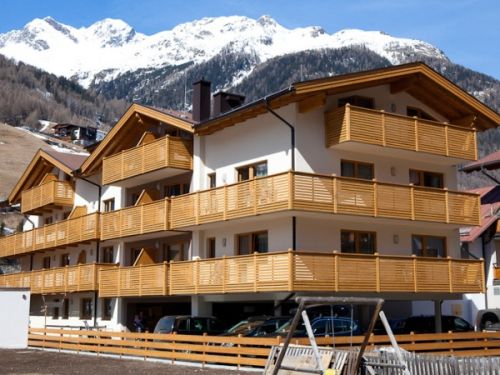 Corona Sölden -
<ul>
<li>Gunstige ligging nabij de skipiste en skibus</li>
<li>Gratis toegang tot binnenzwembad en sauna</li>
<li>Comfortabele appartementen met diverse faciliteiten</li>
</ul>