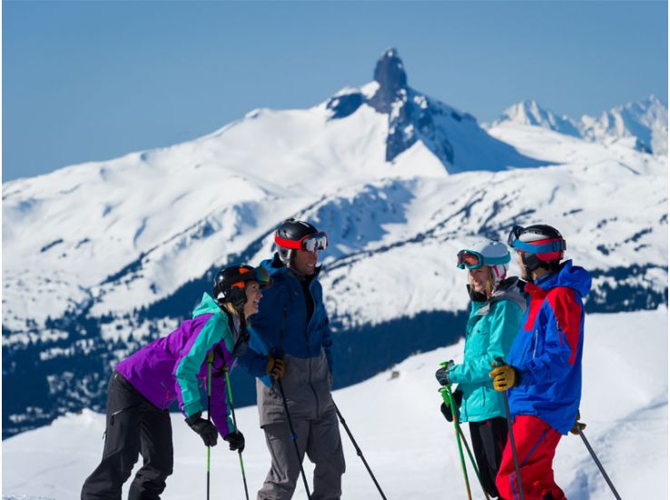 Skiers praten met elkaar