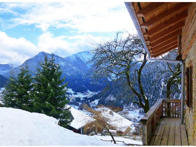 Chalet Petit Châtel met buiten-whirlpool