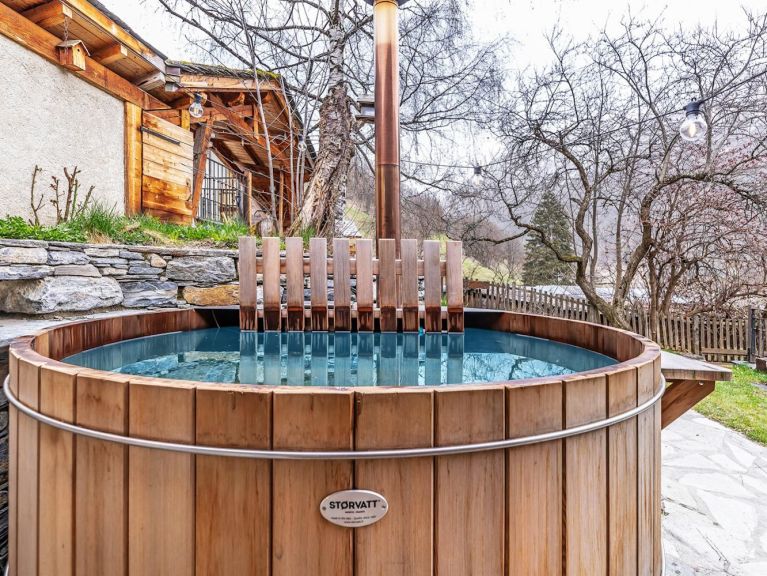 Chalet de Claude met sauna en outdoor hot tub