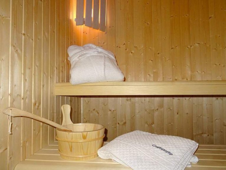 Chalet Caseblanche Carcosa met houtkachel en sauna
