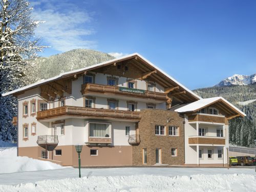 Landhaus Hubertus Schladming -
<ul>
<li>Directe toegang tot de piste en nabijheid van de Goldenjet skilift.</li>
<li>Skibus stopt direct voor de deur.</li>
<li>Wellnessruimte met sauna en infraroodcabine voor ontspanning na het skiën.</li>
</ul>