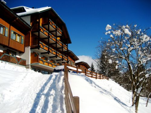 Ferienalm Schladming - 
<ul>
  <li>Uitstekende ligging met prachtig uitzicht en directe toegang tot skibussen naar Schladming en Dachstein skigebieden.</li>
  <li>Typisch Oostenrijkse stijl met moderne uitstraling en voorzieningen zoals een restaurant, bar en skikelder.</li>
  <li>Broodjesservice en nabijheid van het gezellige centrum van Schladming met diverse bars, restaurants en winkels.</li>
</ul>