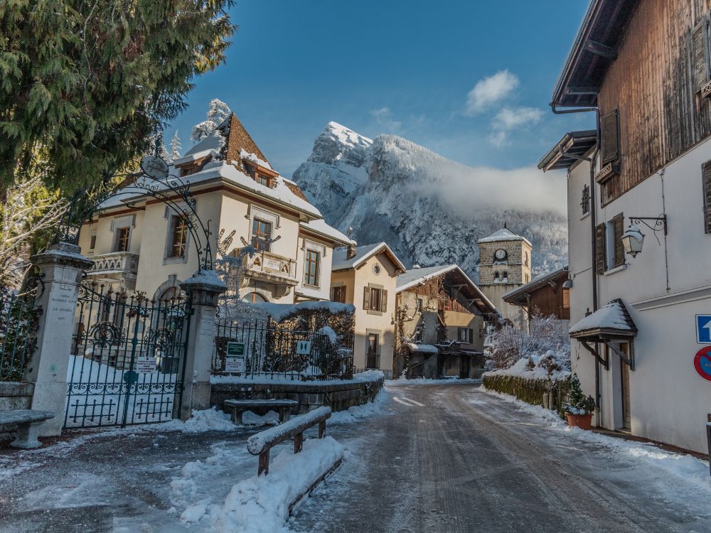 Samo&euml;ns dorpsstraat met chalets