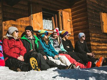 Ski groep bij chalet